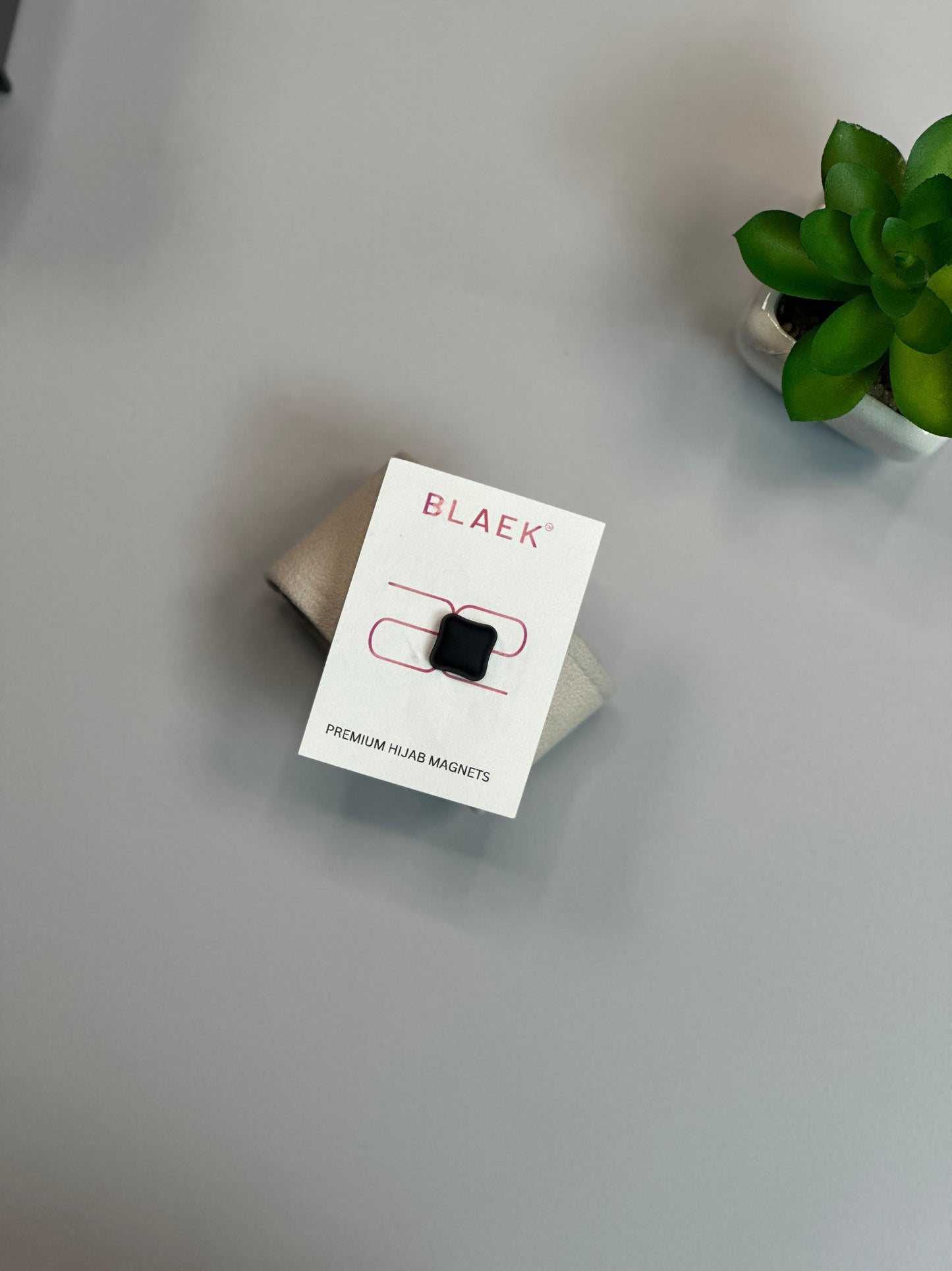 Premium diamond hijab magnet designed for a firm grip.