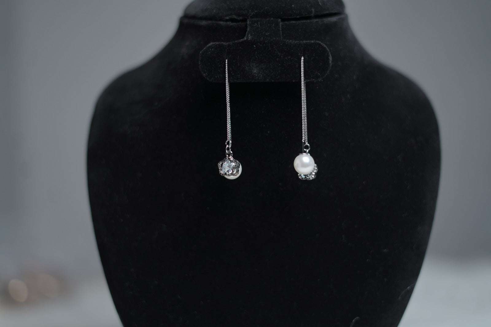 Zoomed view showing clear crystal setting and threader chain.