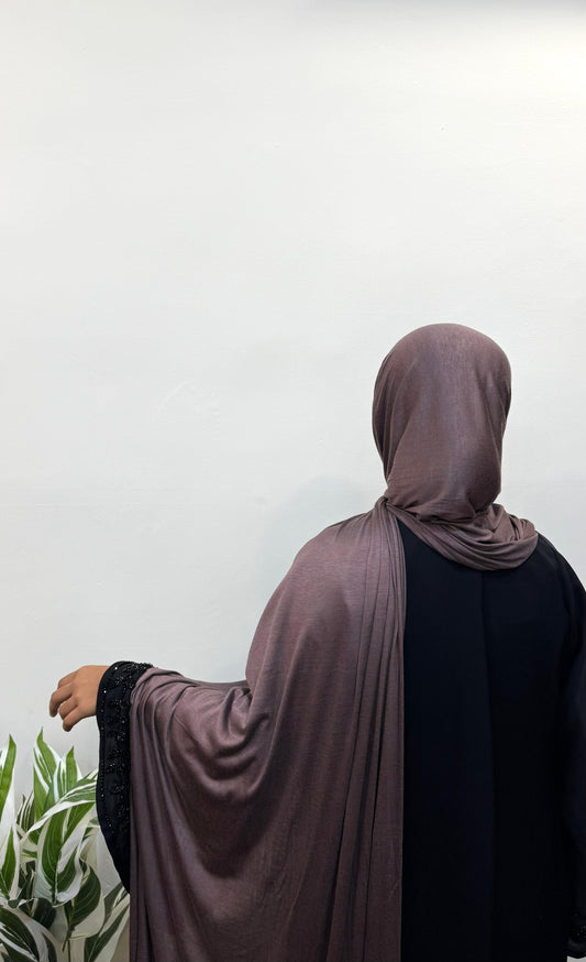 Teddy jersey hijab draped loosely for an elegant, relaxed look.